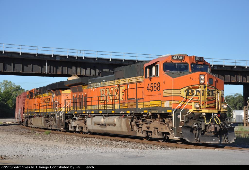 Manifest eases through Santa Fe Jct.